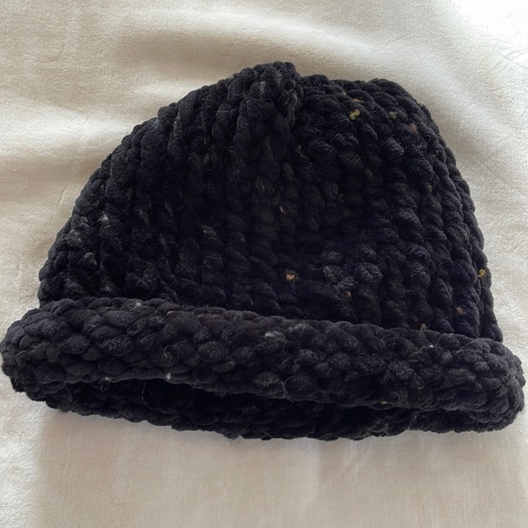 NWT - Hand-knitted hat - Picture 3 of 7